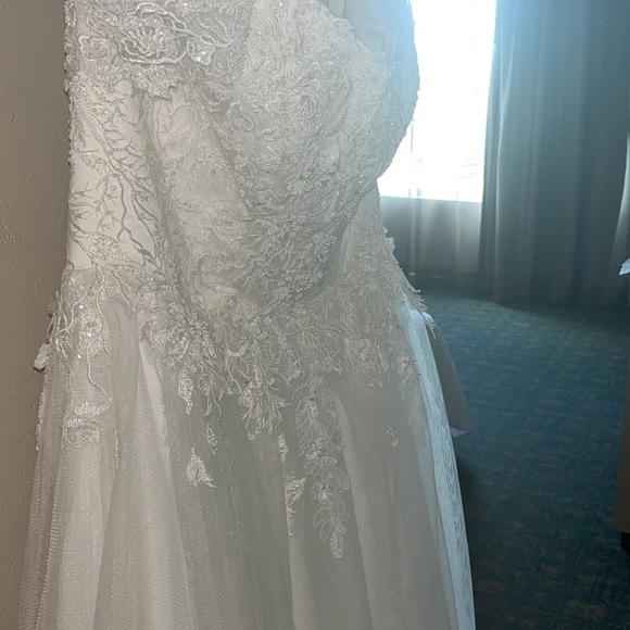 Beautiful Wedding Dress - Picture 9 of 9